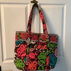 Vera Bradley Vera Tote in Lola.